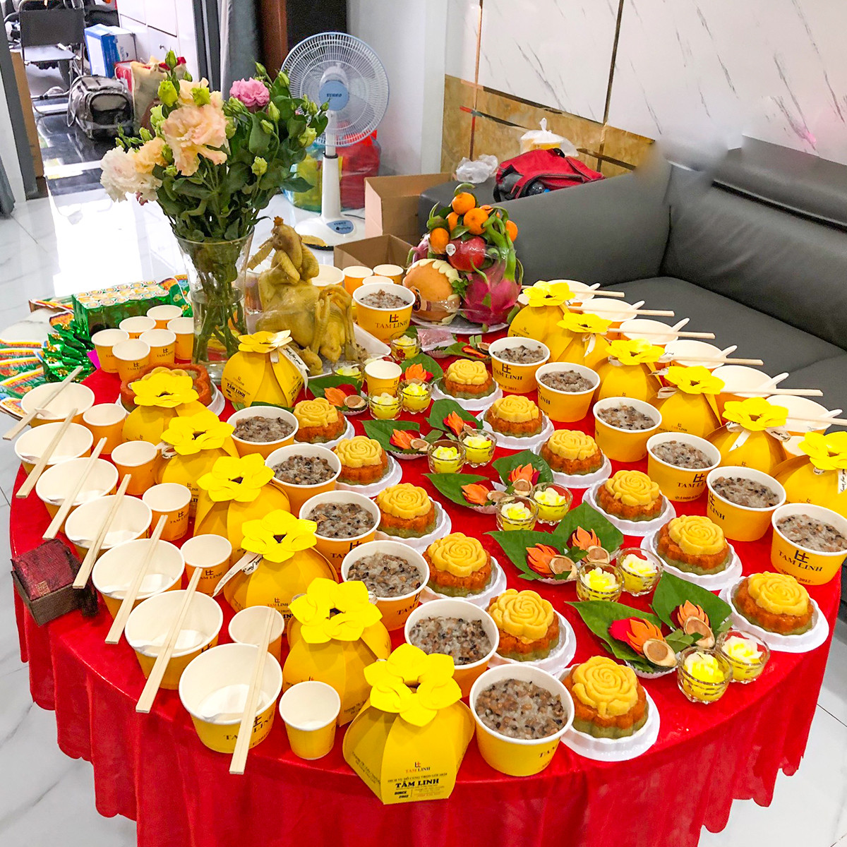 Bố mẹ bế bé trai trong lễ thôi nôi, đang cân nhắc sinh nhật 1 tuổi làm ngày âm hay dương để cúng đúng ngày