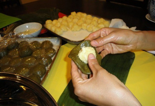Bọc nhân bánh gai vào vỏ bột
