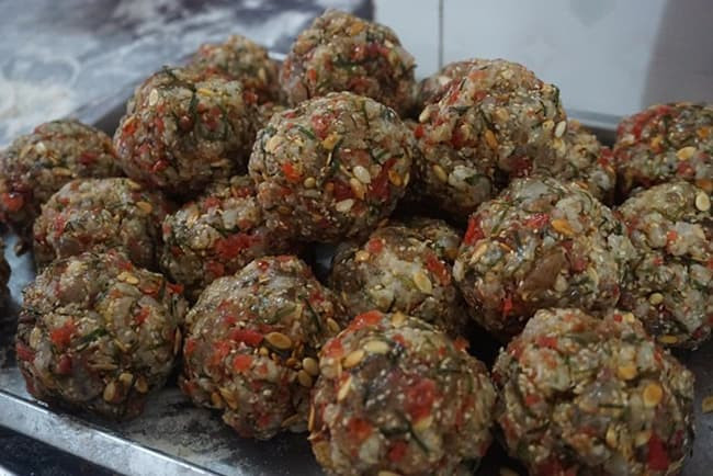 Bột bánh dẻo giúp kết dính các nguyên liệu làm bánh trung thu thập cẩm