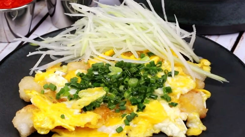 Bột chiên giòn rụm với trứng, làm từ bột gạo