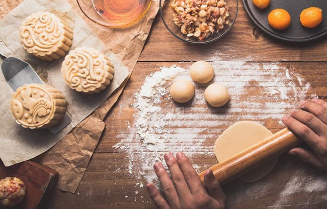 Bột vỏ bánh trung thu thập cẩm cần ủ nghỉ để đạt độ mềm mịn