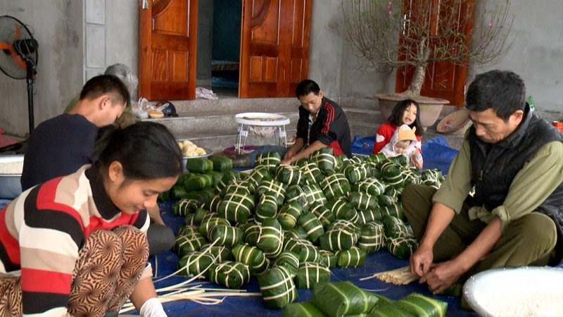 Các làng nghề miền Bắc gói bánh bằng lá dong