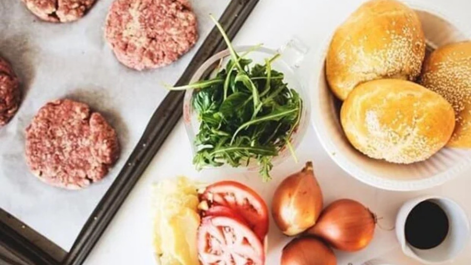 Các loại rau củ tươi xanh, sạch sẽ là nguyên liệu làm bánh burger không thể thiếu