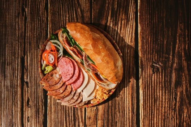 Các loại thịt nguội, giò chả và pate chất lượng cao được chuẩn bị cho bánh mì Huỳnh Hoa.