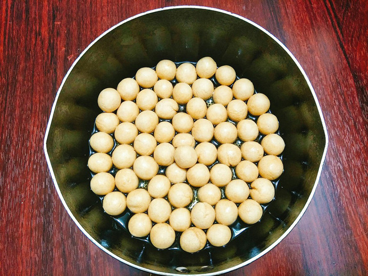 Cách làm bánh nhãn giòn rụm - Chiên bánh trong dầu nóng đến khi vàng đều
