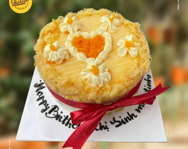Cận cảnh bánh trứng muối sinh nhật với nhiều lớp nhân