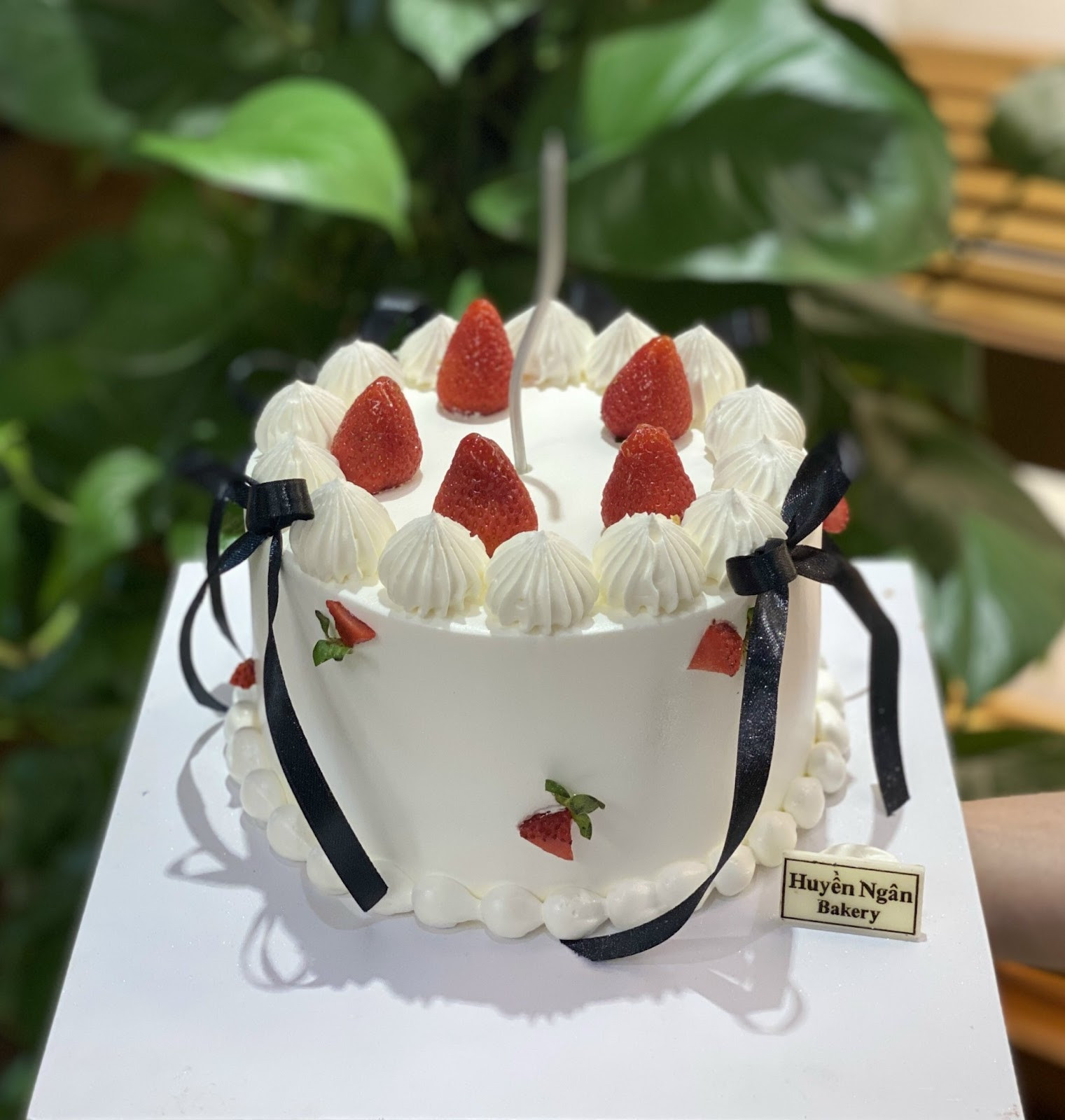 Cận cảnh chiếc bánh sinh nhật nhiều tầng với những ngọn nến sáng rực