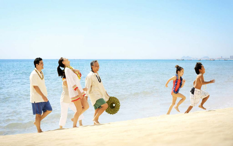 Cảnh biển với cô gái ngắm hoàng hôn