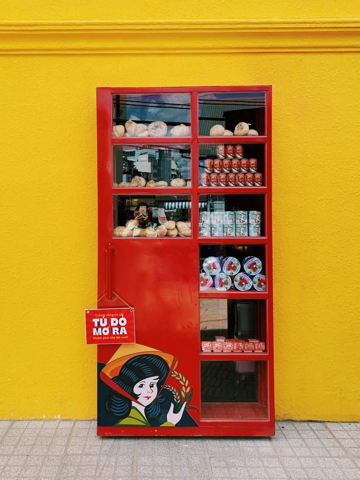 Cánh cửa tủ bánh mì đỏ retro đầy bí ẩn tại tiệm bánh Cối Xay Gió