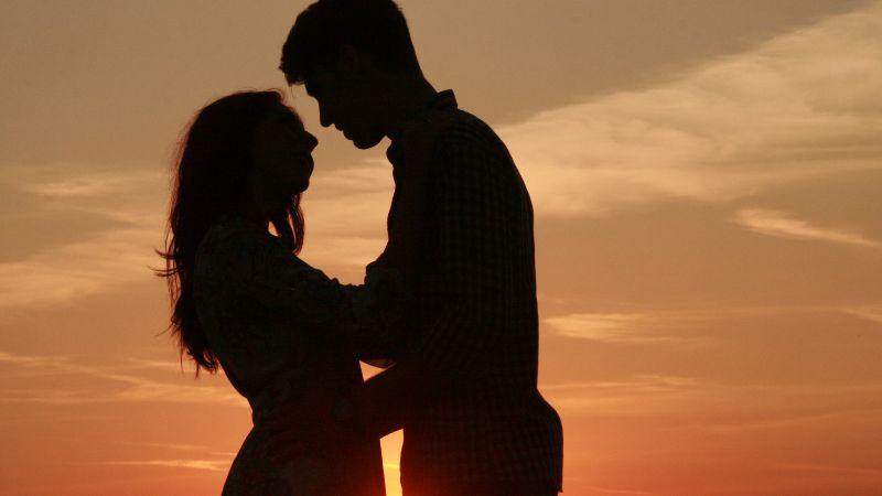 Cặp đôi hạnh phúc kỷ niệm sinh nhật chồng, trao nhau lời chúc ý nghĩa.