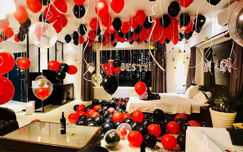 Cặp đôi nhìn nhau đắm đuối, gửi gắm lời chúc sinh nhật lãng mạn qua ánh mắt