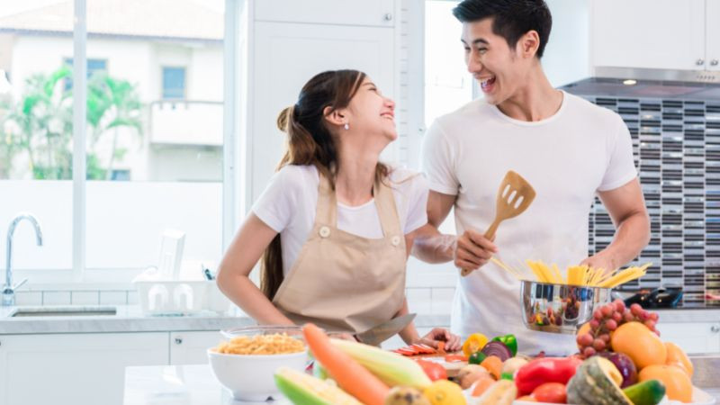 Cặp đôi trao nhau nụ hôn ngọt ngào trong ngày sinh nhật của chồng