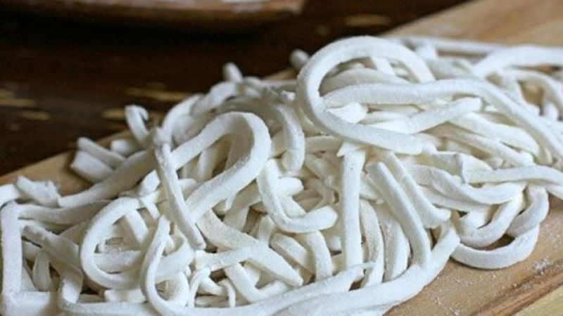 Cắt sợi bánh canh bột mì đều đẹp