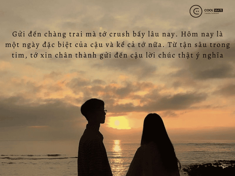 Chàng trai suy tư với bánh sinh nhật, thể hiện mong muốn từ lời chúc