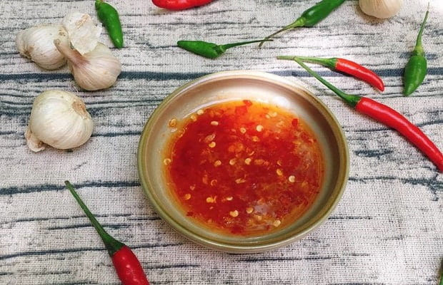 Chén nước sốt chua ngọt sánh mịn, kích thích vị giác của bánh mì thịt nướng