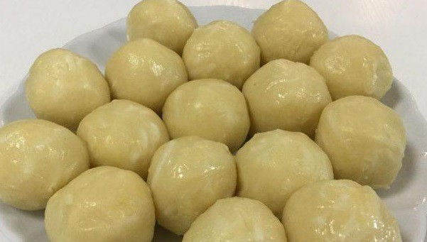 Chia nhân đậu xanh thành từng khối vo tròn lại
