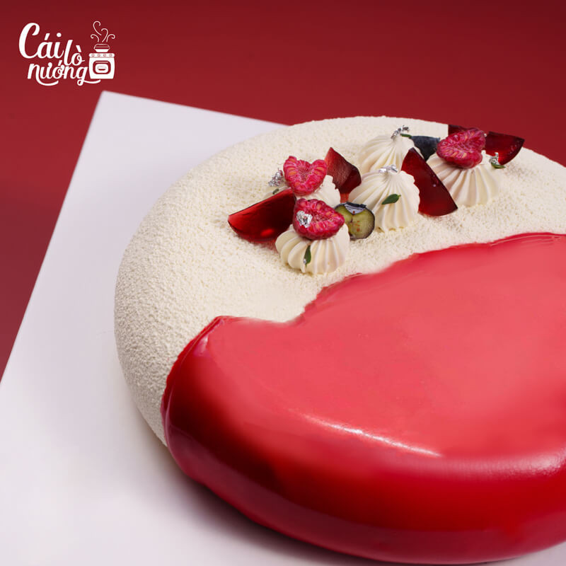Chiếc bánh entremet cherry sang trọng, là mẫu bánh sinh nhật hoa quả đẹp được yêu thích