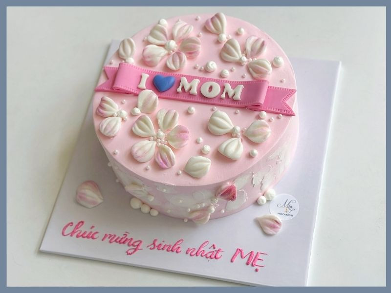 Chiếc bánh kem sinh nhật mẹ 40 tuổi được trang trí đẹp mắt