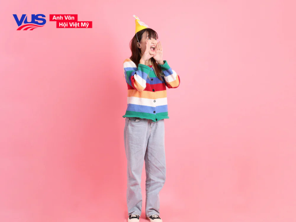 Chiếc bánh sinh nhật độc đáo với hình ảnh vui nhộn, kèm cap sinh nhật tiếng Anh hài hước.