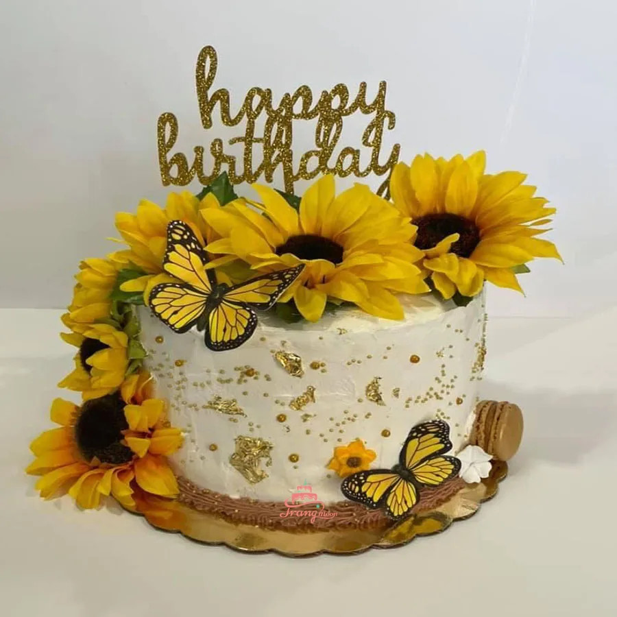 Chiếc bánh sinh nhật hoa hướng dương nhỏ xinh, rực rỡ với gam màu vàng ấm áp, phù hợp cho tiệc sinh nhật mùa hè