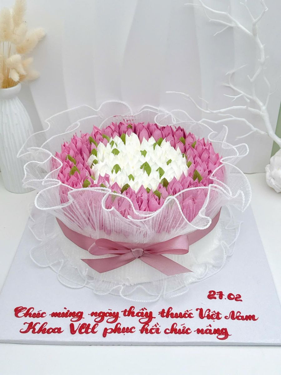 Chiếc bánh sinh nhật hoa tulip tím lãng mạn, biểu tượng của tình yêu thủy chung