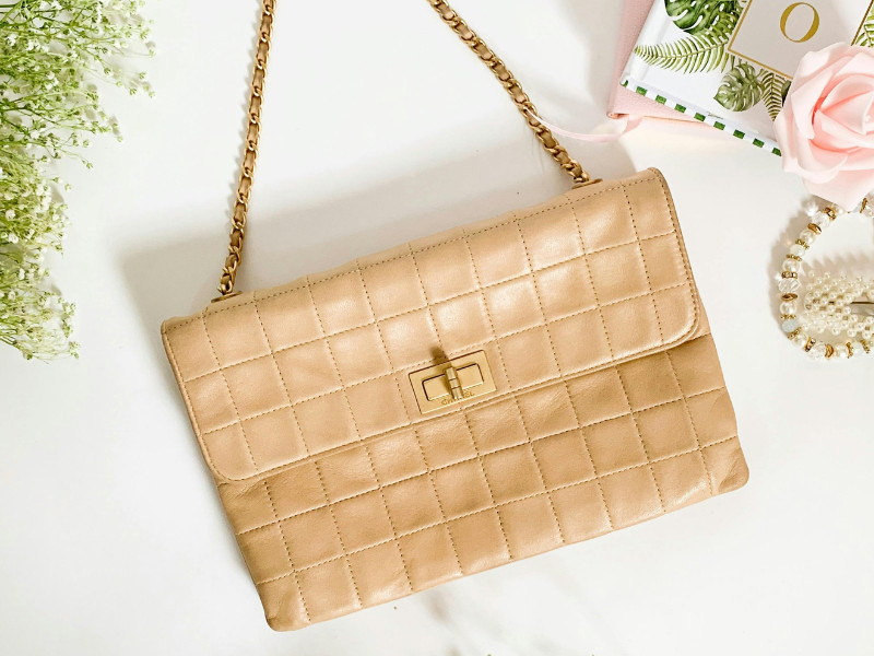 Chiếc ví da màu hồng pastel tinh tế, món quà thiết thực cho mẹ