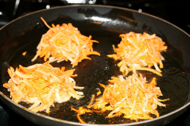 Chiên bánh khoai lang giòn rụm