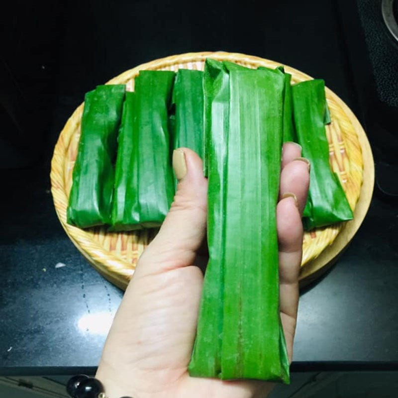 Cho nhân vào giữa lớp bột bánh tẻ trên lá chuối