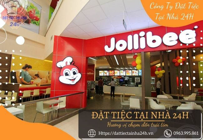 Chú ong Jollibee vui vẻ cùng các bé trong bữa tiệc