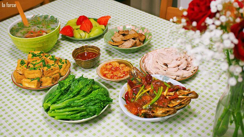 Chuẩn bị bữa ăn ấm cúng làm quà sinh nhật chồng tại nhà