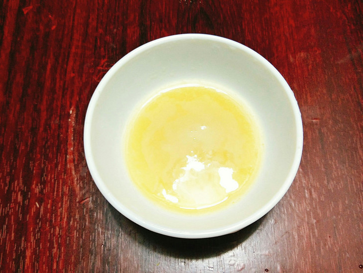 Chuẩn bị nước cốt gừng cho món bánh nhãn thơm ngon