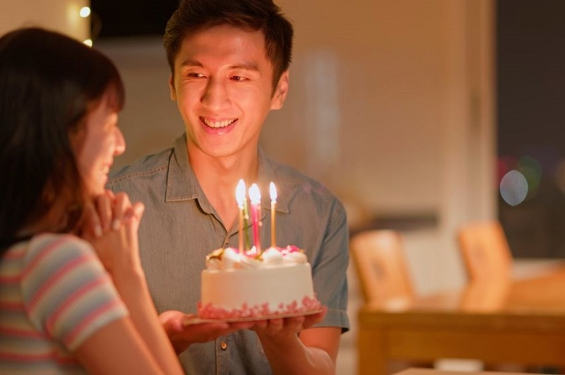 Chúc mừng sinh nhật người yêu hay: Đôi tình nhân tận hưởng hoàng hôn lãng mạn