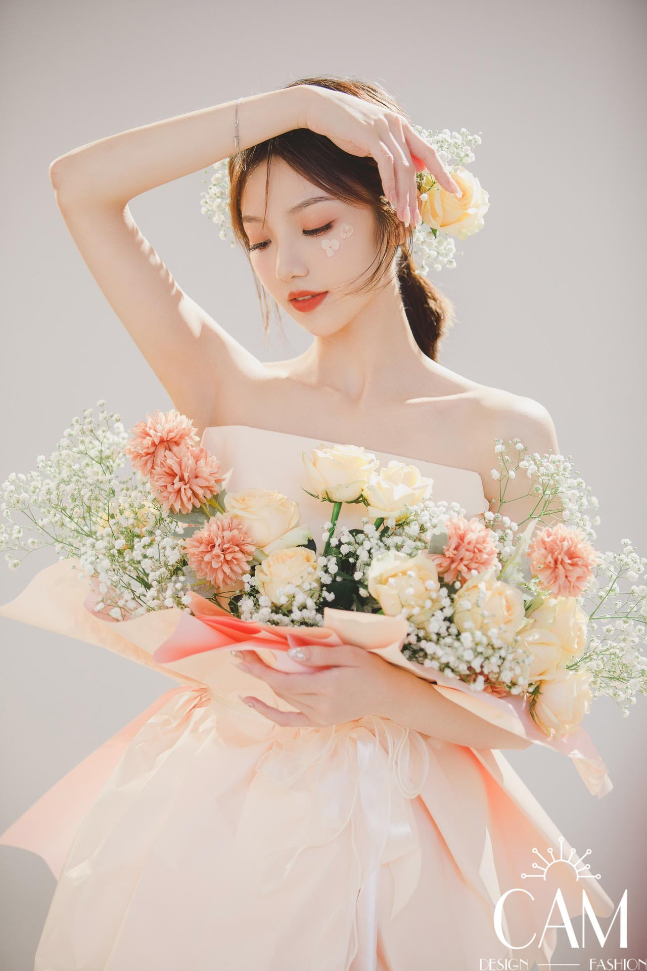 Chụp ảnh sinh nhật phong cách nàng thơ với hoa tươi