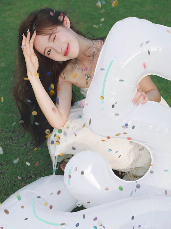 Chụp ảnh sinh nhật với phụ kiện đáng yêu như mũ và bánh mini, tạo nên sự ngộ nghĩnh.