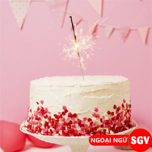 Cô gái trẻ thổi nến bánh sinh nhật, thể hiện niềm vui khi tự chúc mừng sinh nhật bằng tiếng Anh