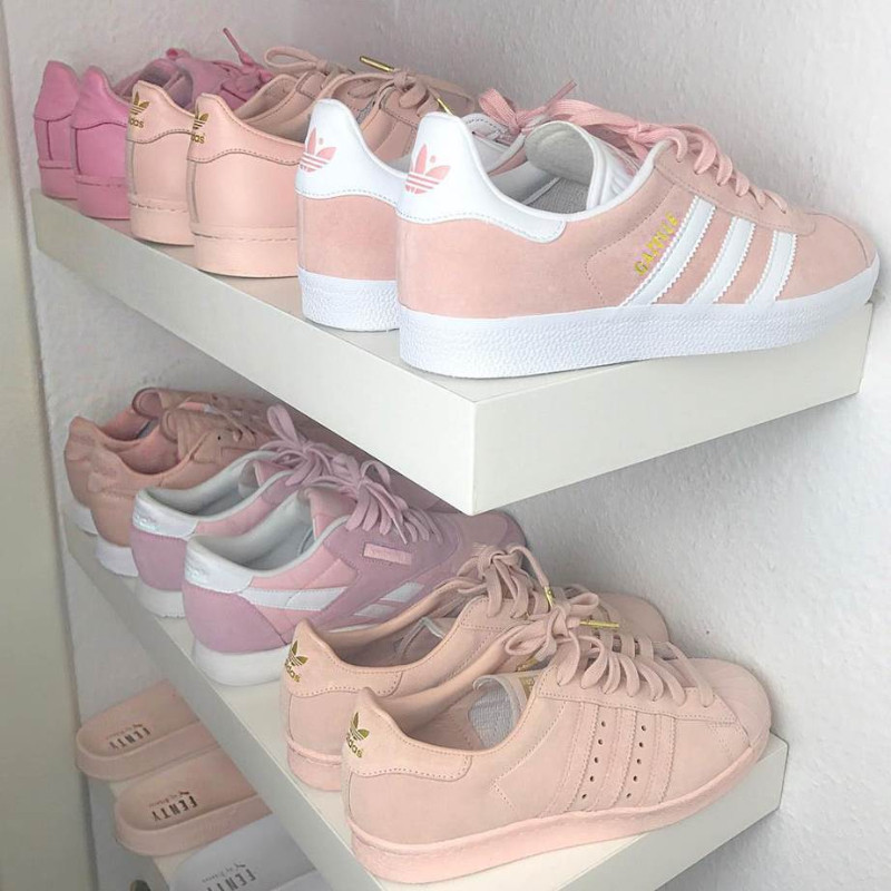 Cô gái tuổi teen đi giày sneaker