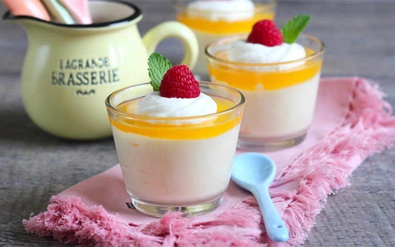 Cốc mousse xoài vàng óng, với các lớp kem và vụn bánh quy