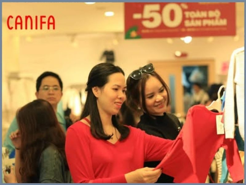 Cùng mẹ mua sắm trang phục đẹp trong ngày sinh nhật, là ý tưởng quà sinh nhật cho mẹ 40 tuổi