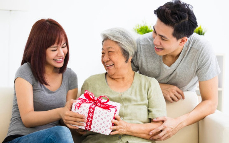 Cùng mẹ vợ đón sinh nhật vui vẻ với lời chúc hài hước và ấm áp tình thân.