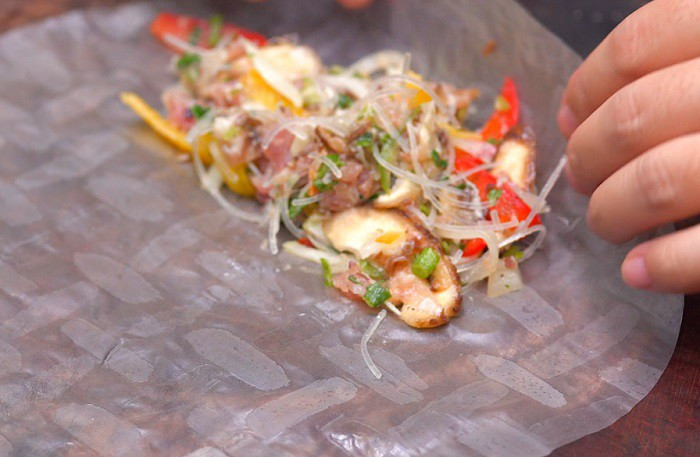 Cuộn nhân bánh đa nem để rán
