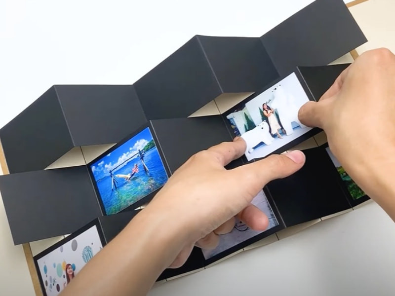 Dán ảnh gia đình vào khung quà sinh nhật tự làm tặng mẹ