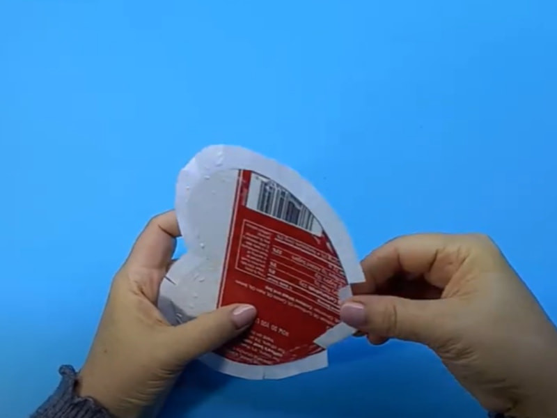 Dán băng keo hai mặt lên viền trái tim khi làm hộp quà tặng mẹ