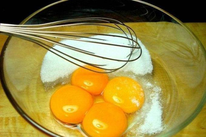 Đánh đều trứng với đường để tạo hỗn hợp mịn màng cho bánh bò