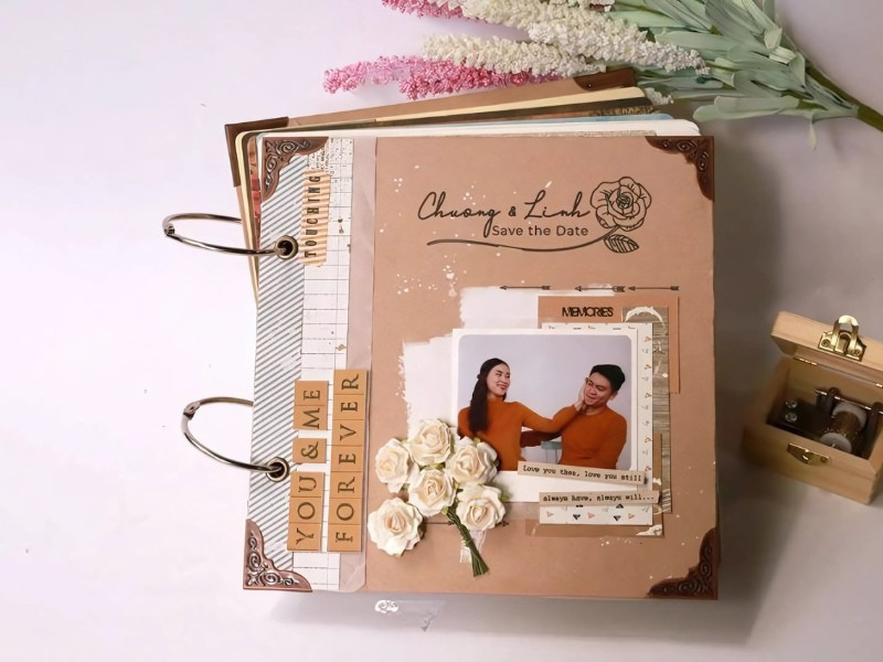 Đặt album ảnh handmade vào hộp quà sinh nhật tự làm