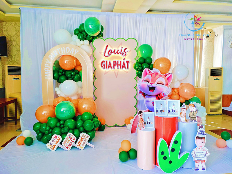 decor sinh nhật bé trai chủ đề xe hơi với backdrop 3D và phụ kiện bàn tiệc phong phú