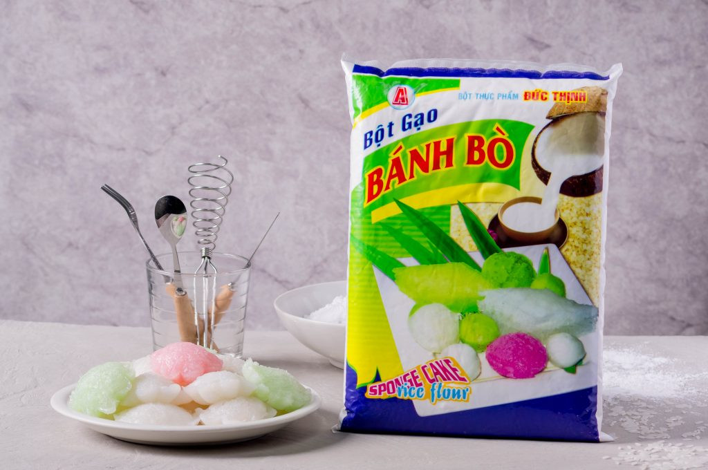Đĩa bánh bò hấp trắng tinh, nở xốp với những đường rễ tre đẹp mắt, kèm theo chén nước cốt dừa béo ngậy.