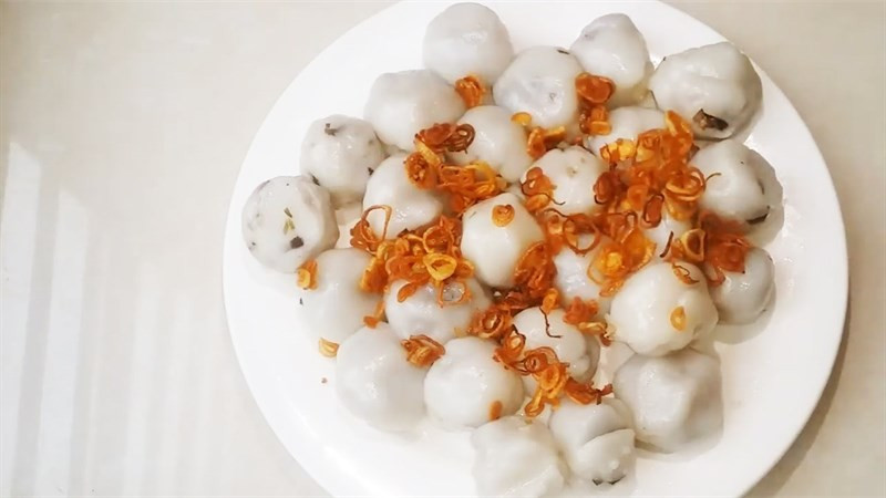 Đĩa bánh hòn nhân thịt đã hoàn thành, nóng hổi và hấp dẫn.