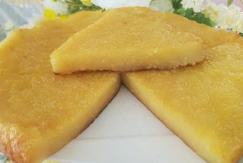 Đĩa bánh khoai lang hấp bột mì tím cắt miếng vuông vức, trang trí dừa nạo