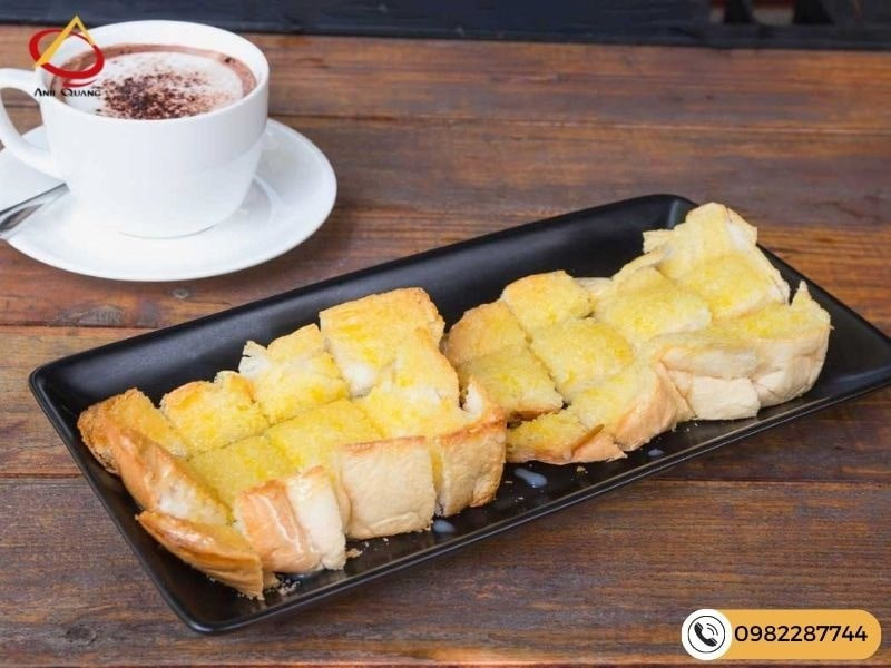 Đĩa bánh mì nướng bơ đường thơm lừng ăn kèm với mứt trái cây và một ly sữa, bữa sáng hoàn hảo