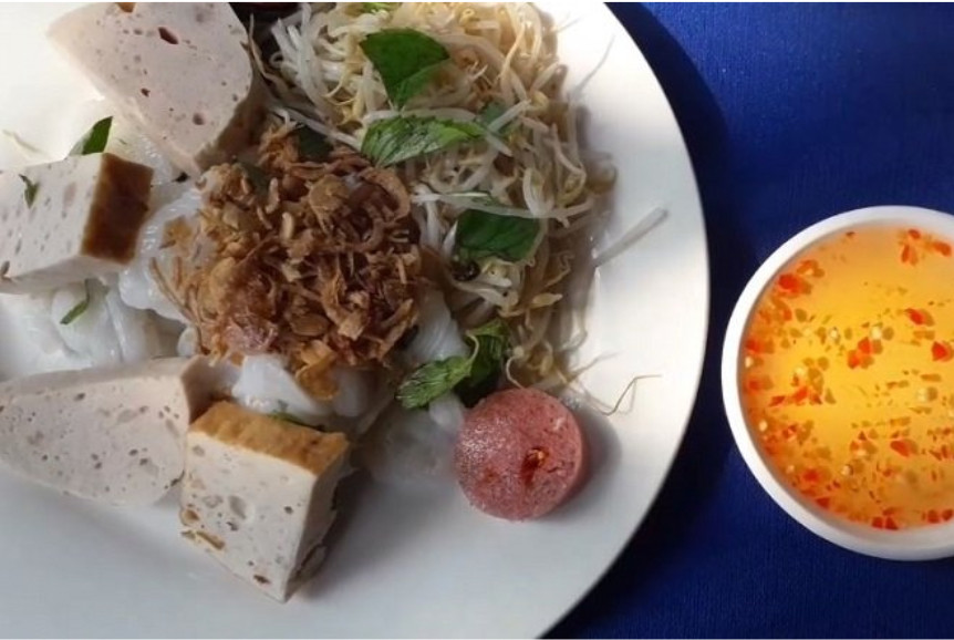 Đĩa bánh ướt ăn kèm nước mắm ngọt thanh chuẩn vị miền Tây.